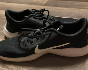 black nike tennis shoes thumbnail 3