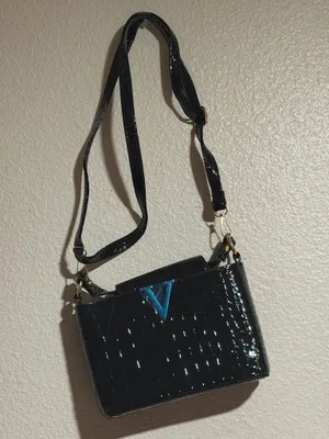Stylish and elegant handbag in good condition. Perfect for everyday use, work, shopping, or going out. Spacious enough to carry your essentials and easy to match with different outfits. Please check the photos for the exact condition and details. thumbnail 4