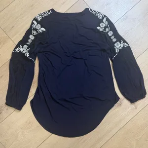 Lucky Brand Floral Embroidered V-Neck Top Navy blue L thumbnail 7