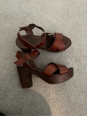 Universal Threads Women’s Brown Leather Crisscross Strap Sandals thumbnail 2