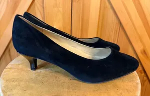 Trotters Kiera Pump Black Suede Size 11WW thumbnail 1