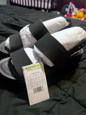 Crocs Sandals Women’s 9 thumbnail 2