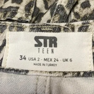 STR Teen Beige Black Leopard Straight Frayed Loose Raw Hem Denim Jeans Size 2 thumbnail 4
