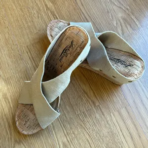 Lucky Brand Miller Wedge Criss Cross Strap Sandals Studded Light Beige Sz 8.5 thumbnail 4