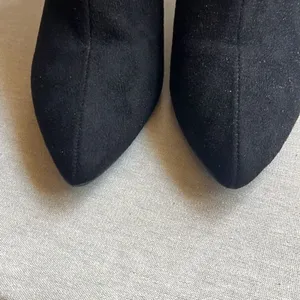 Halston Cairo‎ Womens 6.5 Ankle Booties Boots Black Suede Stiletto Heel Back Zip thumbnail 4
