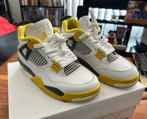 Women’s Air Jordan 4 Retro thumbnail 2