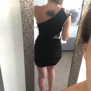 Windsor Off the shoulder sequins black dress thumbnail 6