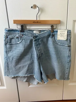 Abercrombie & Fitch Crossover Waist The Dad High Rise Short in Light Wash thumbnail 2