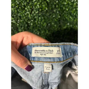 Abercrombie and Fitch Distressed High Rise 90s Relaxed Cut Off Size 27 thumbnail 3
