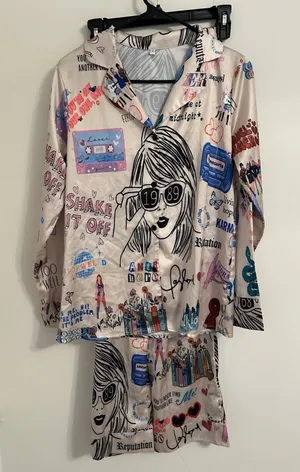 TAYLOR‎ SWIFT ERAS TOUR Pajama Pant Long Sleeve Set Small Pink Satin Swiftie thumbnail 1