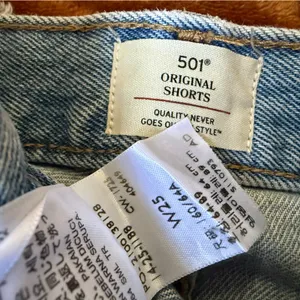 Levi's Women's Light Wash Micro Vibes 501 Original Shorts Size 25 thumbnail 6