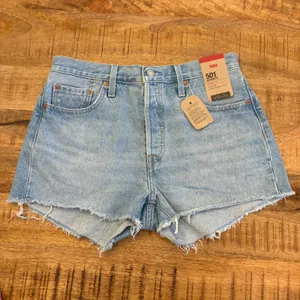 Levi's 501 Original Denim Shorts Womens 29 High Rise Raw Hem 2" Light Wash‎ NWT thumbnail 2