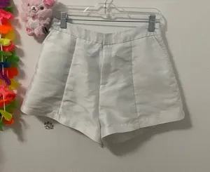 White Shorts Size M thumbnail 1