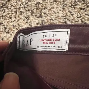 GAP Vintage Slim Mid Rise Coated Pants‎ Burgundy Bootcut Size 26 thumbnail 2