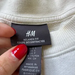 H&M Relaxed Fit AppliquéD Sweatshirt thumbnail 7