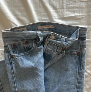Levi’s Wedgie Straight Jeans thumbnail 2