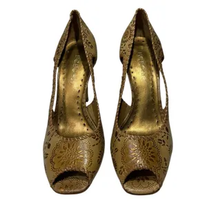 BCBGIRLS Tan Leather Pumps Glam Laser Cut Floral Peep Toe 6 thumbnail 2