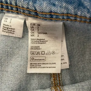 H&M Divided‎ women’s button up light wash denim miniskirt — size 2 thumbnail 5