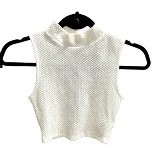 DIVIDED H&M White Textured Sleeveless Crop Top with Back Button Closure Sz XS thumbnail 3