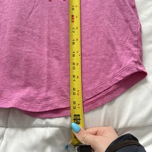 Under Armour Womens Size XS‎ Loose HEATGEAR Short Sleeve T-Shirt Tee Pink Active thumbnail 3