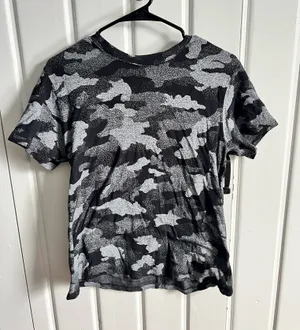Lululemon T-Shirt thumbnail 1
