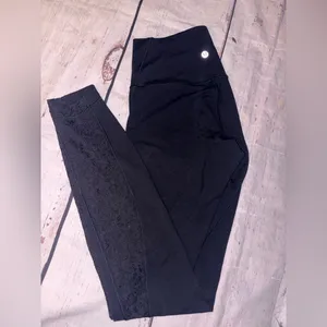 Lululemon women’s black floral mesh panel up side of leg size 6 like new thumbnail 8