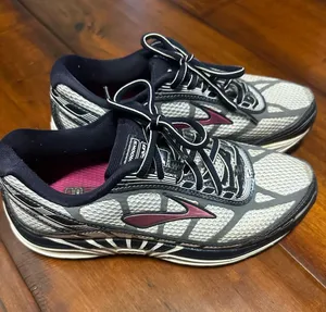 Brooks Dyad  Women's Sneakers thumbnail 1