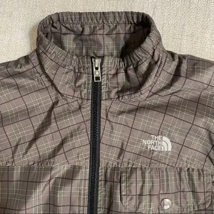 The North Face Women’s Windbreaker thumbnail 2
