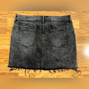 Old Navy 2 Toned Black Denim Short Skirt Women’s Size 14 Distressed Raw Hem EUC thumbnail 5
