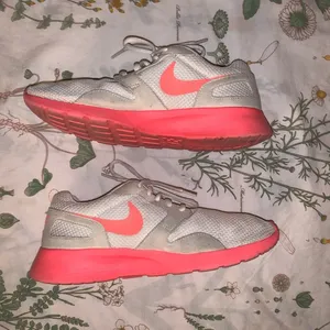 Nike shoes thumbnail 2