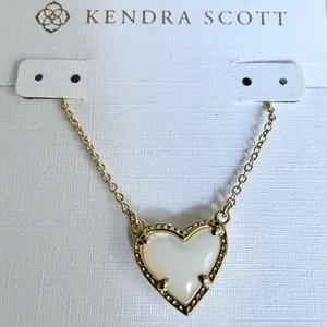 Kendra Scott Ari Heart Gold Pendant Necklace in Ivory Mother-of-Pearl thumbnail 2