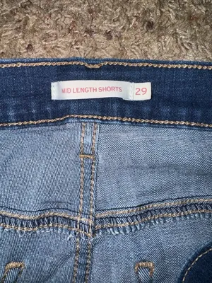 Levi’s Dark Wash Denim Roll-Cuff mid Length Shorts size 29 thumbnail 7