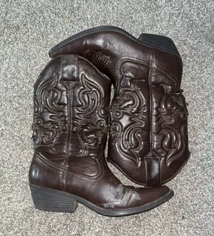 size 8 thrifted Cowboy boots thumbnail 1