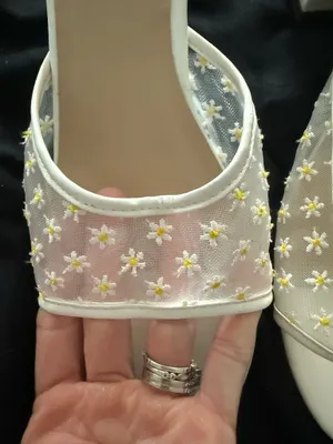 {FOREVER 21} White Daisy Embroidered Block Heel Slide Sandals thumbnail 2