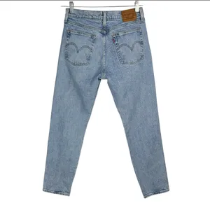 Levi’s Wedgie Straight Leg Jeans Sz 28 Light Wash Button Fly thumbnail 4