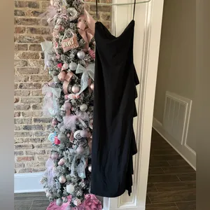 Elegant Black Strapless Gown thumbnail 3