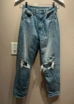 American Eagle Woman’s Mom Jeans Size 00 Short Distressed thumbnail 2