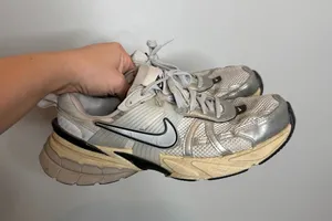 Nike V2K Run Womens 9 Summit White Metallic Silver Y2K Chunky Sneakers Shoes thumbnail 1
