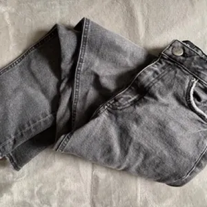 W25-‎ BDG Gray Hi-Rise Slim Straight Women's Jeans thumbnail 1