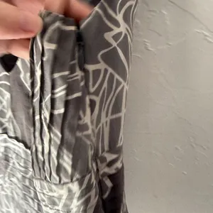 Banana Republic Y2k Silk Sleeveless V Neck Top Gray White Floral Print Size 2 XS thumbnail 9