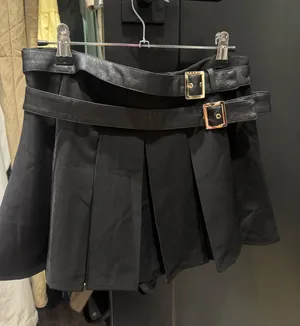 Black skirt with shorts under thumbnail 1
