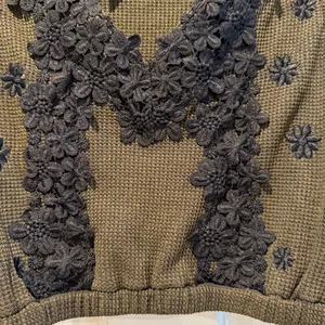 POL V Neck Waffle Crop Top Olive Green With Black Floral Appliqué Size Large NWT thumbnail 2