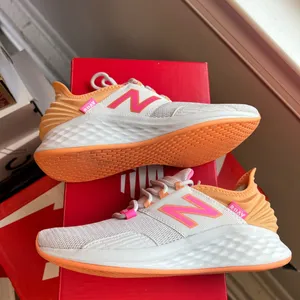 New Balance WROAVNV Womens White Orange Lace Up Running Shoes Size US 6 B thumbnail 6
