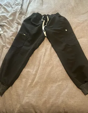 FIGS Wonmen’s Black Uman Relaxed- Petite Jogger Scrub Pants- XS thumbnail 1