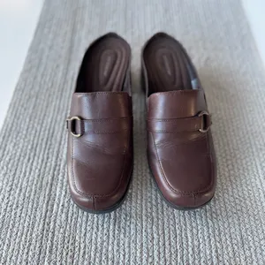Vintage Croft & Barrow Dark Chocolate Brown Leather Loafer Mules Size 7.5 thumbnail 2