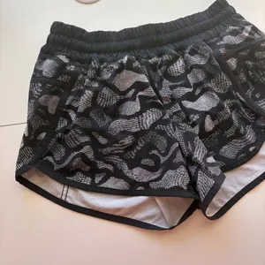 Lululemon‎ Tracker Short V Women Size 6 Black White Abstract Print Running thumbnail 2