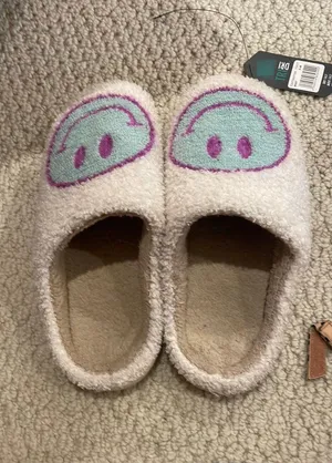 Smiley Slippers White Size 8 thumbnail 1
