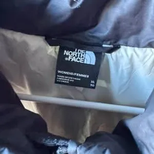 The North Face Womens Puffer Vest XL White Black Colorblock Full Zip NF0A529Q thumbnail 3
