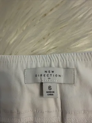 new directions White Bermuda Shorts Mid-Length Cut inseam 11” waist 30” size 6 thumbnail 5