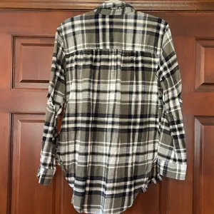 American Eagle distressed, button-down flannel size small thumbnail 4